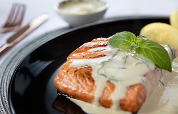 Salmón a la plancha con mantequilla de limón y albahacar