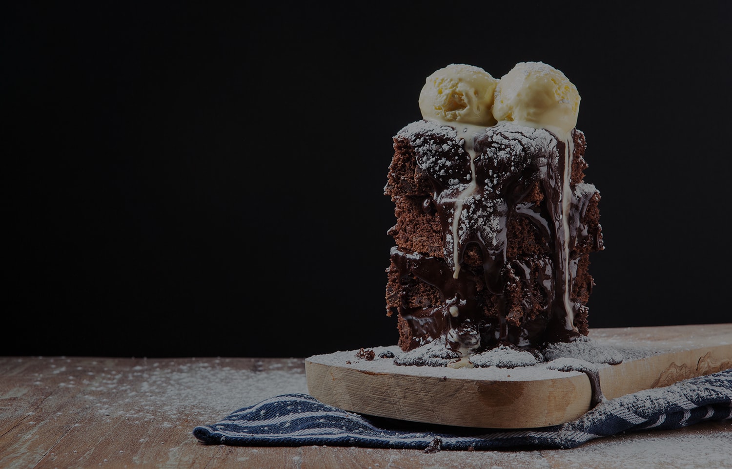 Vegan Çikolatalı Brownie Çikolatalı Avokado Soslu