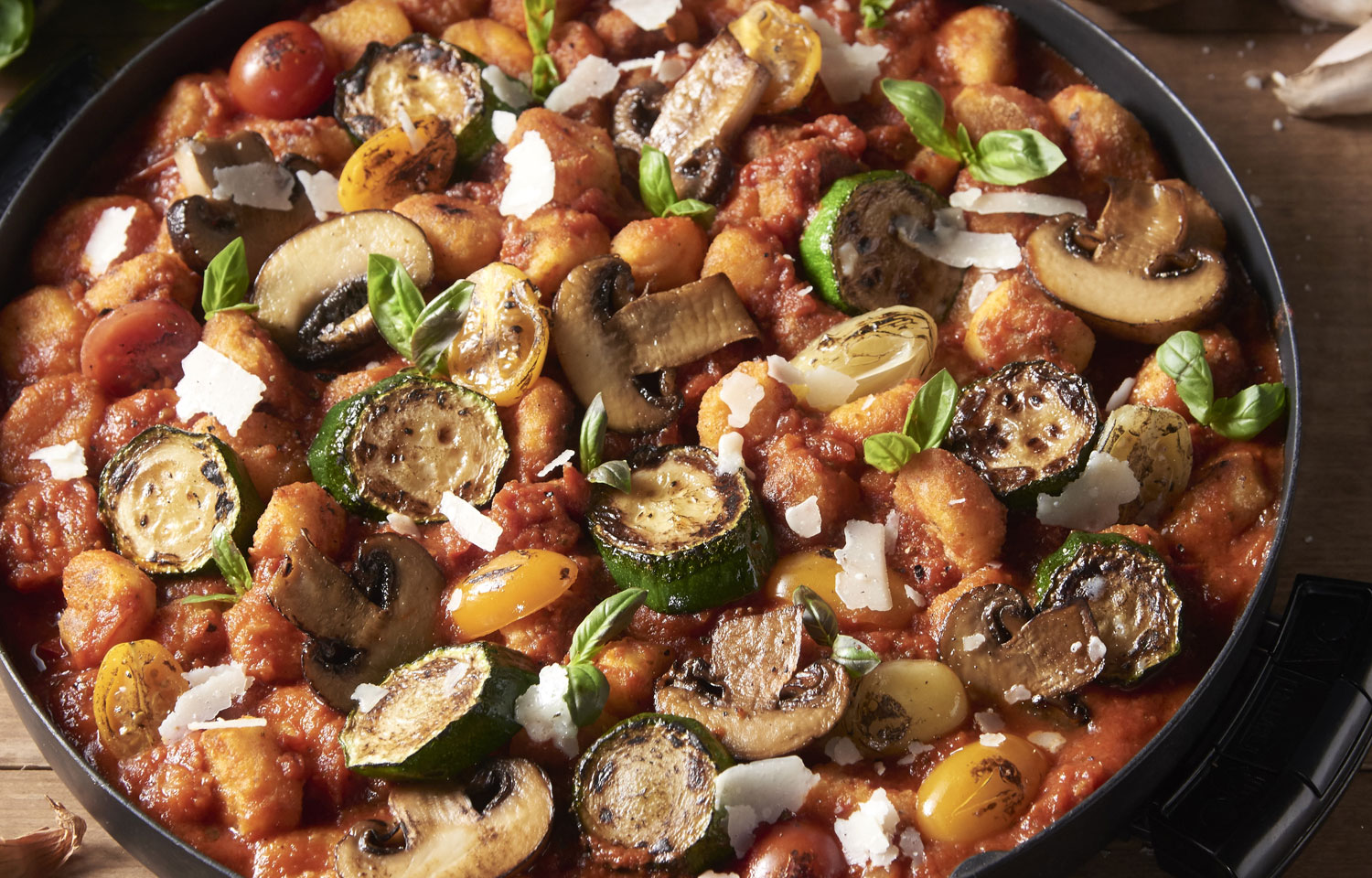 Ñoquis asados con verduras mediterráneas y tomate