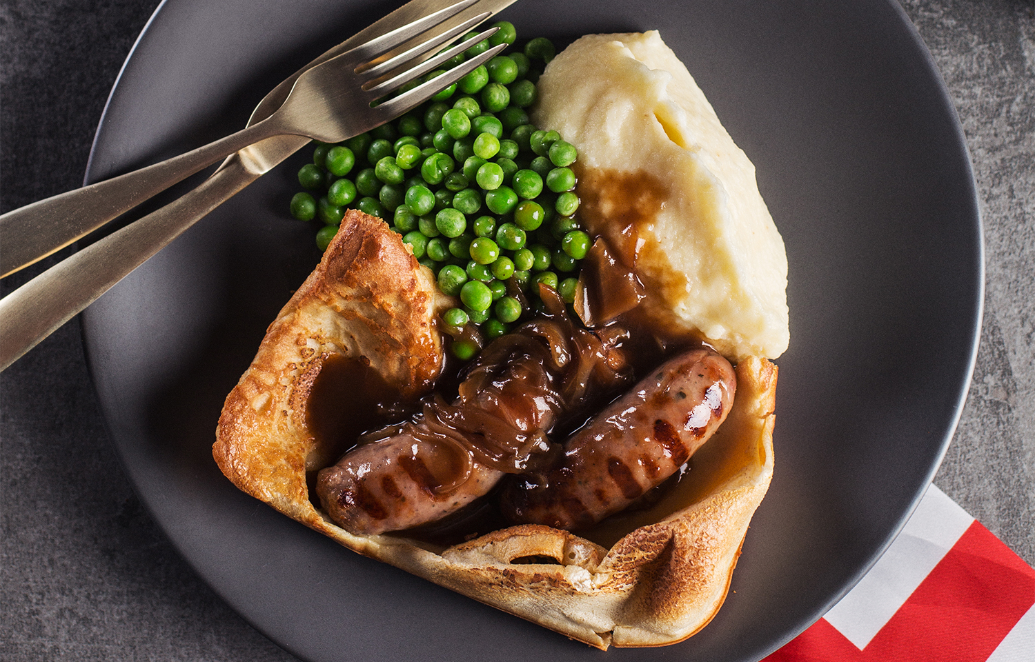 Toad in the hole. Йоркширский пудинг с сосисками. Жаба в норке английское блюдо. Ростбиф с йоркширским пудингом. Британское блюдо жаба в норке.